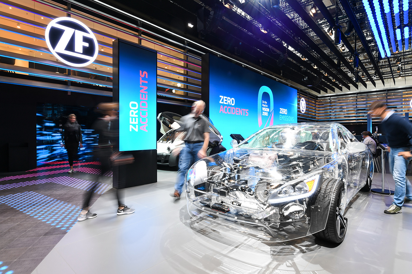 На пути к Vision Zero: безопасность и электромобильность – ключевые темы ZF на IAA в этом году. На стенде представлен новый фирменный стиль.